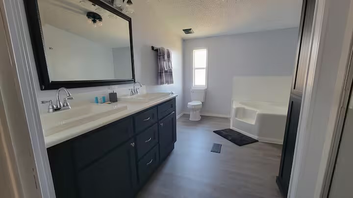 Full Bathroom 1