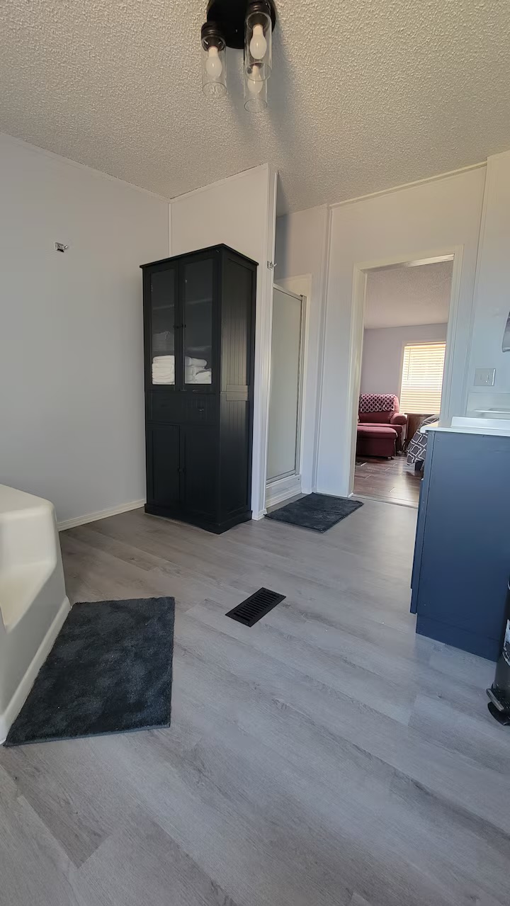 Full Bathroom 1